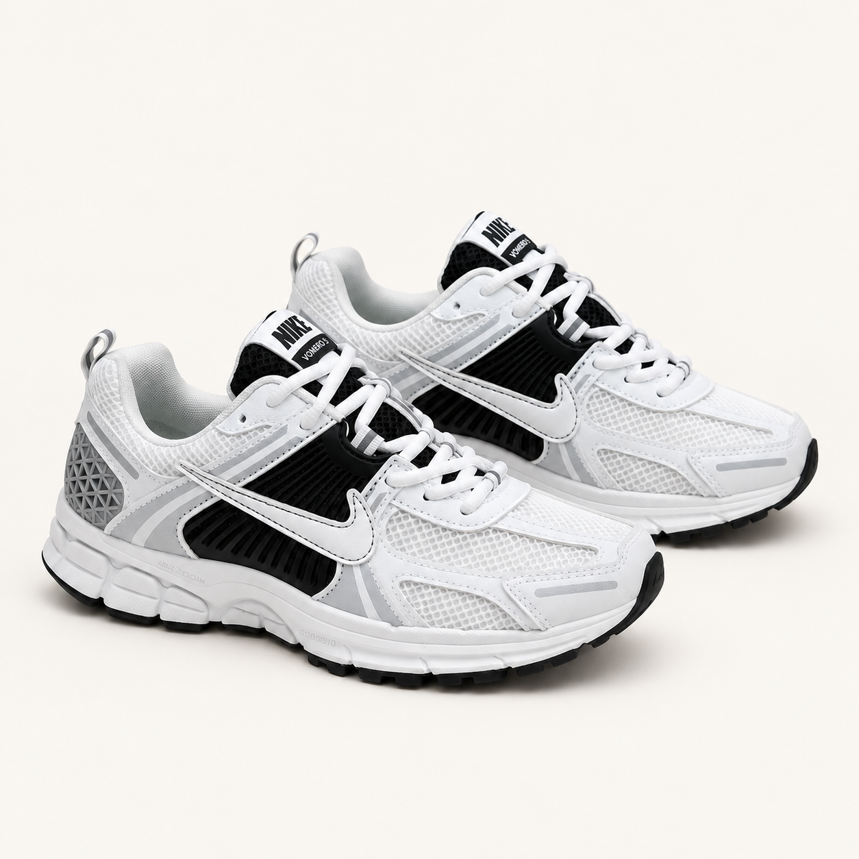 Nike Zoom Vomero 5 — Blanc & Noir